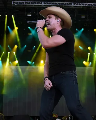 Dustin Lynch Farmington